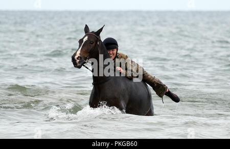 Holkham, Norfolk, Großbritannien. 12. Sep 2018. Soldaten und Pferde aus dem Könige Troop Royal Horse artillery genießen ihre Ausbildung am Strand von Holkham, Norfolk, am 12. September 2018. Credit: Paul Marriott/Alamy leben Nachrichten Stockfoto