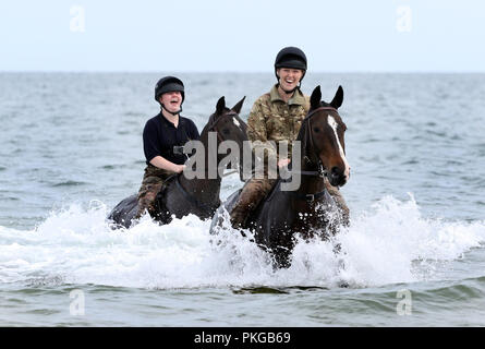 Holkham, Norfolk, Großbritannien. 12. Sep 2018. Soldaten und Pferde aus dem Könige Troop Royal Horse artillery genießen ihre Ausbildung am Strand von Holkham, Norfolk, am 12. September 2018. Credit: Paul Marriott/Alamy leben Nachrichten Stockfoto