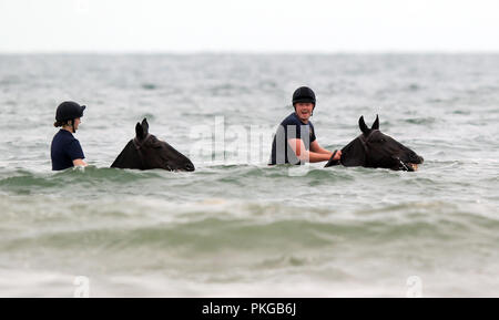 Holkham, Norfolk, Großbritannien. 12. Sep 2018. Soldaten und Pferde aus dem Könige Troop Royal Horse artillery genießen ihre Ausbildung am Strand von Holkham, Norfolk, am 12. September 2018. Credit: Paul Marriott/Alamy leben Nachrichten Stockfoto