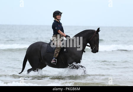 Holkham, Norfolk, Großbritannien. 12. Sep 2018. Ein Soldat und Ihr pferd aus der Könige Troop Royal Horse artillery ihre Ausbildung am Strand von Holkham, Norfolk genießen, am 12. September 2018. Credit: Paul Marriott/Alamy leben Nachrichten Stockfoto