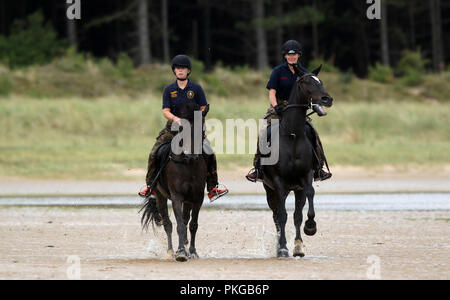 Holkham, Norfolk, Großbritannien. 12. Sep 2018. Soldaten und Pferde aus dem Könige Troop Royal Horse artillery genießen ihre Ausbildung am Strand von Holkham, Norfolk, am 12. September 2018. Credit: Paul Marriott/Alamy leben Nachrichten Stockfoto