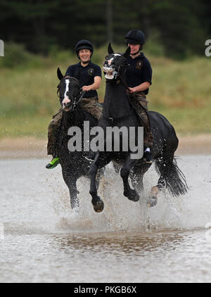 Holkham, Norfolk, Großbritannien. 12. Sep 2018. Soldaten und Pferde aus dem Könige Troop Royal Horse artillery genießen ihre Ausbildung am Strand von Holkham, Norfolk, am 12. September 2018. Credit: Paul Marriott/Alamy leben Nachrichten Stockfoto