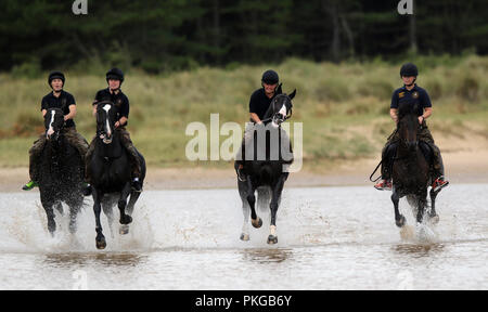 Holkham, Norfolk, Großbritannien. 12. Sep 2018. Soldaten und Pferde aus dem Könige Troop Royal Horse artillery genießen ihre Ausbildung am Strand von Holkham, Norfolk, am 12. September 2018. Credit: Paul Marriott/Alamy leben Nachrichten Stockfoto