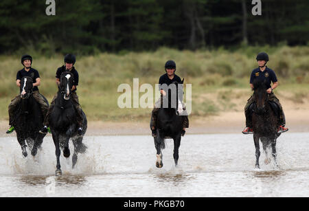 Holkham, Norfolk, Großbritannien. 12. Sep 2018. Soldaten und Pferde aus dem Könige Troop Royal Horse artillery genießen ihre Ausbildung am Strand von Holkham, Norfolk, am 12. September 2018. Credit: Paul Marriott/Alamy leben Nachrichten Stockfoto