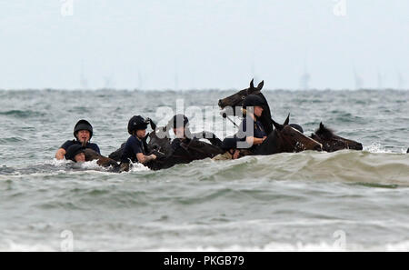 Holkham, Norfolk, Großbritannien. 12. Sep 2018. Soldaten und Pferde aus dem Könige Troop Royal Horse artillery genießen ihre Ausbildung am Strand von Holkham, Norfolk, am 12. September 2018. Credit: Paul Marriott/Alamy leben Nachrichten Stockfoto