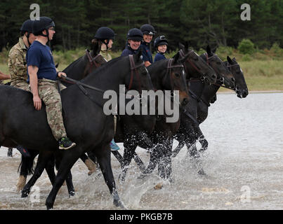 Holkham, Norfolk, Großbritannien. 12. Sep 2018. Soldaten und Pferde aus dem Könige Troop Royal Horse artillery genießen ihre Ausbildung am Strand von Holkham, Norfolk, am 12. September 2018. Credit: Paul Marriott/Alamy leben Nachrichten Stockfoto