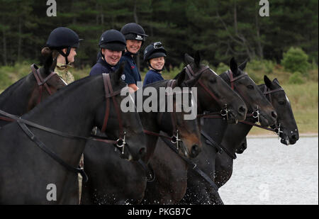 Holkham, Norfolk, Großbritannien. 12. Sep 2018. Soldaten und Pferde aus dem Könige Troop Royal Horse artillery genießen ihre Ausbildung am Strand von Holkham, Norfolk, am 12. September 2018. Credit: Paul Marriott/Alamy leben Nachrichten Stockfoto