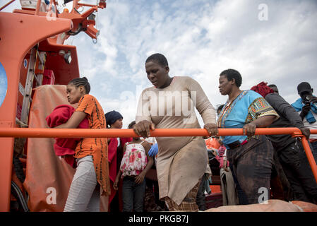 Motril, Granada, Spanien. 13 Sep, 2018. Sahara Frauen gesehen, die Hamal Rettungsboot nach gerettet werden.79 Migranten in Alboran See durch Maritime Rescue Team gerettet wurden am Hafen von Motril in der Nähe von Granada. Credit: Carlos Gil/SOPA Images/ZUMA Draht/Alamy leben Nachrichten Stockfoto