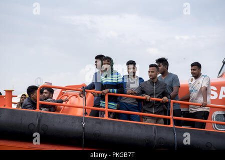 Motril, Granada, Spanien. 13 Sep, 2018. Migrantinnen aus Bangladesch gesehen wartet an der Hamal Rettung Boot.79 Migranten gerettet in der Alboran See durch Maritime Rescue Team wurden am Hafen von Motril in der Nähe von Granada. Credit: Carlos Gil/SOPA Images/ZUMA Draht/Alamy leben Nachrichten Stockfoto