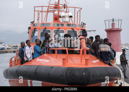Motril, Granada, Spanien. 13 Sep, 2018. Migranten an Bord Hamal Rettung Boot gesehen Warten auf den Anschlusszug nach gerettet werden.79 Migranten in Alboran See durch Maritime Rescue Team gerettet wurden am Hafen von Motril in der Nähe von Granada. Credit: Carlos Gil/SOPA Images/ZUMA Draht/Alamy leben Nachrichten Stockfoto