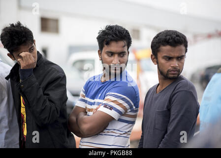 Motril, Granada, Spanien. 13 Sep, 2018. Drei Migranten aus Bangladesch gesehen Schlange nach der Rettung.79 Migranten in Alboran See durch Maritime Rescue Team gerettet wurden am Hafen von Motril in der Nähe von Granada. Credit: Carlos Gil/SOPA Images/ZUMA Draht/Alamy leben Nachrichten Stockfoto