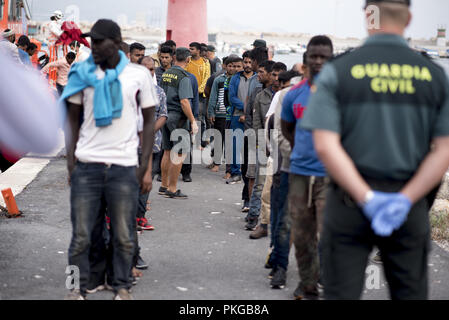 Motril, Granada, Spanien. 13 Sep, 2018. Migranten gesehen Schlange am Hafen nach gerettet werden.79 Migranten in Alboran See durch Maritime Rescue Team gerettet wurden am Hafen von Motril in der Nähe von Granada. Credit: Carlos Gil/SOPA Images/ZUMA Draht/Alamy leben Nachrichten Stockfoto