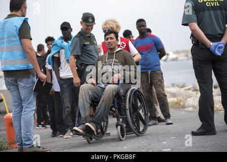 Motril, Granada, Spanien. 13 Sep, 2018. Ein Zuwanderer aus Bangladesch im Rollstuhl gesehen nach gerettet werden.79 Migranten gerettet in der Alboran See durch Maritime Rescue Team am Hafen von Motril in der Nähe von Granada gebracht wurden. Credit: Carlos Gil/SOPA Images/ZUMA Draht/Alamy leben Nachrichten Stockfoto