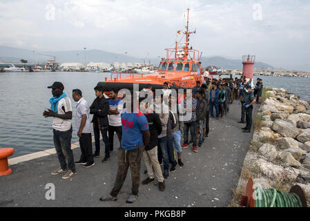 Motril, Granada, Spanien. 13 Sep, 2018. Migranten gesehen Schlange am Hafen nach gerettet werden.79 Migranten in Alboran See durch Maritime Rescue Team gerettet wurden am Hafen von Motril in der Nähe von Granada. Credit: Carlos Gil/SOPA Images/ZUMA Draht/Alamy leben Nachrichten Stockfoto