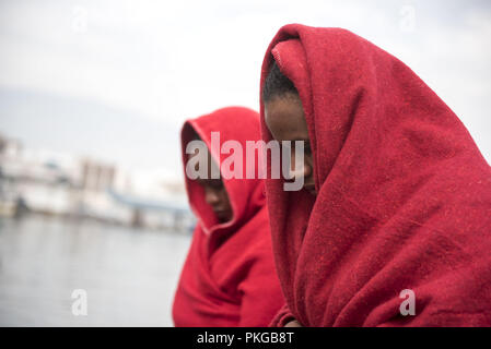Motril, Granada, Spanien. 13 Sep, 2018. Zwei Sub Saharan Frauen gesehen mit roten Decken nach dem gerettet werden.79 Migranten gerettet in der Alboran See durch Maritime Rescue Team wurden am Hafen von Motril in der Nähe von Granada. Credit: Carlos Gil/SOPA Images/ZUMA Draht/Alamy leben Nachrichten Stockfoto