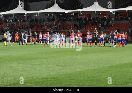 Madrid, Spanien. 13. September 2018. Player für beide Mannschaften bedankt sich bei ihren Fans für die Unterstützung am Ende des Spiels. Die UEFA Champions League. Atlético de Madrid vs Manchester City. Umlauf von 32, 1 Bein. Pedro Ros Sogorb/Alamy leben Nachrichten Stockfoto