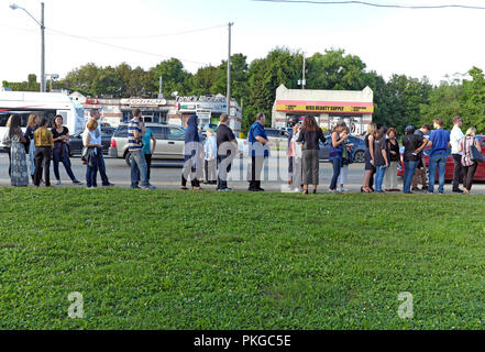 Cleveland, Ohio, USA. Einige der Tausende aufgereiht außerhalb des Cleveland Metropolitan School District East Professional Center, wo Präsident Obama ist stumping für Ohio gubernatorial Anwärter Richard Cordray in Cleveland, Ohio. Credit: Mark Kanning/Alamy Leben Nachrichten. Stockfoto