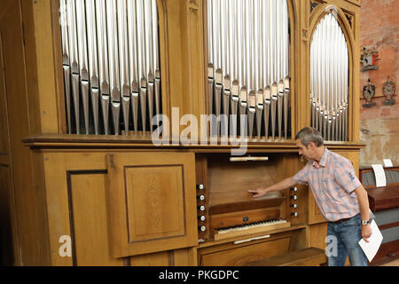 10. September 2018, Mecklenburg-Vorpommern, Malchow: 10. September 2018, Deutschland, Malchow: In der Klosterkirche, Friedrich Drese, Direktor der Mecklenburgischen Orgel Museum, steht an der Orgel der Barnim Langenhanshagen Grueneberg aus der Kirche. Dieses Instrument von 1897 litt auch unter den extrem lang anhaltende Trockenheit. Nach Drese, viele Organe im Land haben durch die außerordentlich trockene Luft der letzten Monate beschädigt worden: Windkraft - tragende Teile zerreißen, statische Teile lösen. Foto: Bernd Wüstneck/dpa Stockfoto