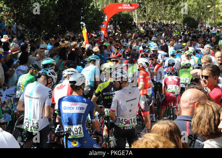 Ejea de los Caballeros, Spanien. 13 Sep, 2018. Die Radfahrer zu Beginn kurz vor Beginn der Vuelta de Espana, Stufe 18. Isacco Coccato/Alamy leben Nachrichten Stockfoto