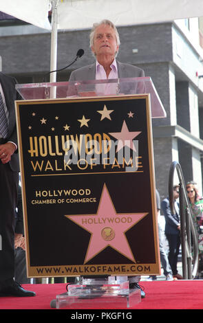 Los Angeles, Ca, USA. 13 Sep, 2018. Michael Douglas, in der Hollywood Walk of Fame Zeremonie zu Ehren Eric McCormack in Los Angeles, Kalifornien am 13. September 2018. Credit: Faye Sadou/Medien Punch/Alamy leben Nachrichten Stockfoto