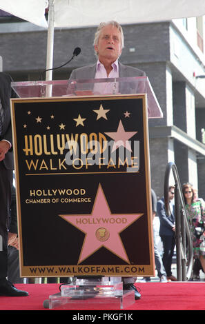 Los Angeles, Ca, USA. 13 Sep, 2018. Michael Douglas, in der Hollywood Walk of Fame Zeremonie zu Ehren Eric McCormack in Los Angeles, Kalifornien am 13. September 2018. Credit: Faye Sadou/Medien Punch/Alamy leben Nachrichten Stockfoto