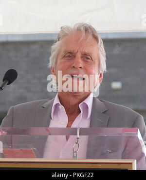 Los Angeles, Ca, USA. 13 Sep, 2018. Michael Douglas, in der Hollywood Walk of Fame Zeremonie zu Ehren Eric McCormack in Los Angeles, Kalifornien am 13. September 2018. Credit: Faye Sadou/Medien Punch/Alamy leben Nachrichten Stockfoto