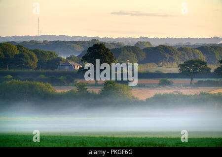 Reif, East Sussex, UK. 14. September 2018. Niedrig liegenden Nebel patches Teile der ländlichen East Sussex ebenso wie die Sonne © Peter Cripps/Alamy leben Nachrichten Stockfoto