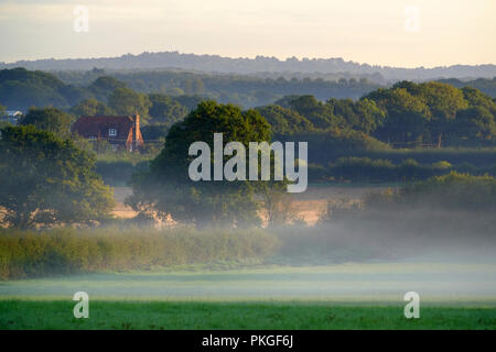 Reif, East Sussex, UK. 14. September 2018. Niedrig liegenden Nebel patches Teile der ländlichen East Sussex ebenso wie die Sonne © Peter Cripps/Alamy leben Nachrichten Stockfoto