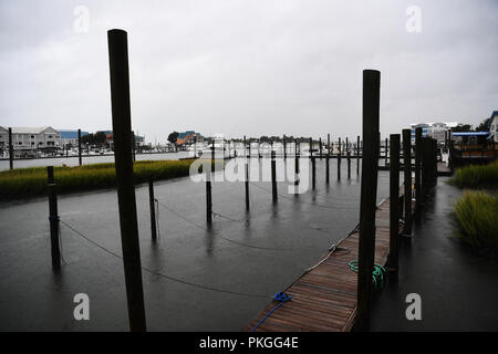 Wilmington, USA. 13 Sep, 2018. Die Häuser sind auf dem Wasser in der Nähe von Wrightsville Beach in Wilmington, North Carolina, USA, Sept. 13, 2018 gesehen. Die US-amerikanische Energy Information Administration (EIA) am Donnerstag sagte, dass Hurrikan Florenz wahrscheinlich ist Energie Infrastruktur im gesamten Südosten der Vereinigten Staaten zu beeinflussen. Quelle: Liu Jie/Xinhua/Alamy leben Nachrichten Stockfoto