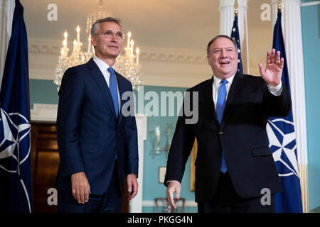 Washington, USA. 13 Sep, 2018. Us-Staatssekretär Mike Pompeo (R) trifft mit ihrer NATO-Generalsekretär Jens Stoltenberg im US-Außenministerium in Washington, DC, USA, Sept. 13, 2018. Credit: Ting Shen/Xinhua/Alamy leben Nachrichten Stockfoto