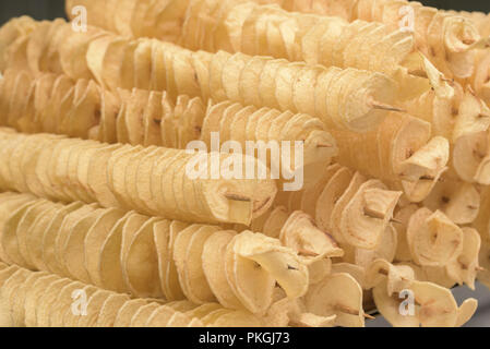 Spirale Kartoffeln gebraten, auf Holzstäbchen. Spirale Kartoffel Snack Stockfoto