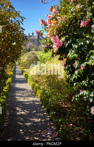 Weg innerhalb der gepflegt und besetzt, Garten auf der Rückseite der Ardmaddy Schloss. Zwischen Ardmaddy Bucht und Seil Sound. Argyll Stockfoto