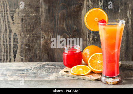 Tequila Sunrise Cocktail in Glas auf Holz- Tabelle. Copyspace Stockfoto