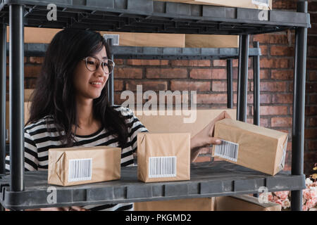 Jungen asiatischen on-line-Geschäft Inhaber Stockfoto