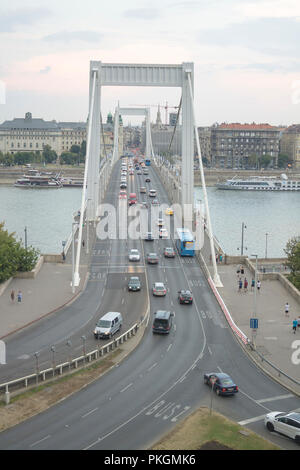 Elisabeth Brücke über die Donau in Budapest, Ungarn. Stockfoto