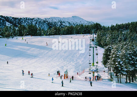 Abend im Skigebiet. Dutzende von Hobby Skiläufer in bunten Kleidern genießen Ihren aktiven Winterurlaub im Skigebiet von Andorra. Aktive lifestyl Stockfoto