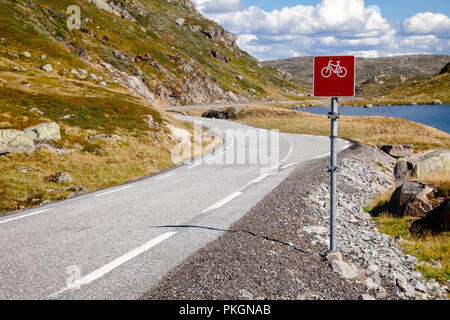 Radweg Beschilderung an der malerischen Bergstraße im südlichen Norwegen Stockfoto