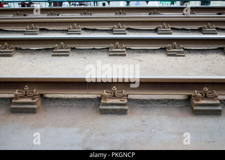 Mit der Straßenbahn oder dem Zug schienen abstrakte Close up Hintergrund. Stockfoto