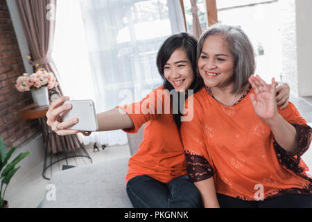 Reife Mutter und Tochter selfie Stockfoto