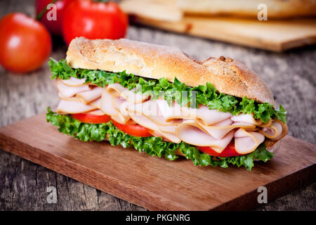 Selbstgemachtes Sandwich mit geräuchertem Türkei und Salat Stockfoto