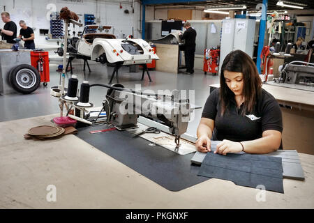 Weibliche Maschinist, Leder Sitzkissen bei Morgan Cars Malvern England Großbritannien Stockfoto