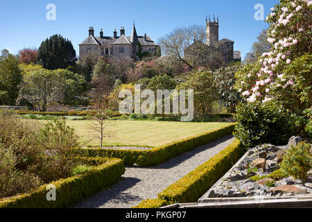 South West über gepflegten Hecken und gepflegten Rasen auf der Rückseite des Ardmaddy Schloss. Zwischen Ardmaddy Bucht und Seil Sound. Argyll Stockfoto