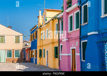 Bunte Häuser auf der Insel Burano, Venedig, Italien. Stockfoto