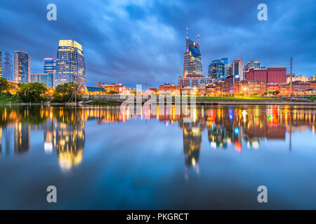 Nashville, Tennessee, USA downtown Stadtbild in der Abenddämmerung. Stockfoto