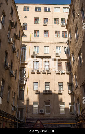 Blick auf 3 biege Wände Fassaden in gut Hof auf sonniger Frühlingstag, Moskau, Russland Stockfoto