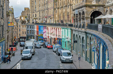 EDINBURGH SCHOTTLAND DAS GEBÄUDE UND GESCHÄFTE DER VICTORIA STREET UND WEST BUG Stockfoto
