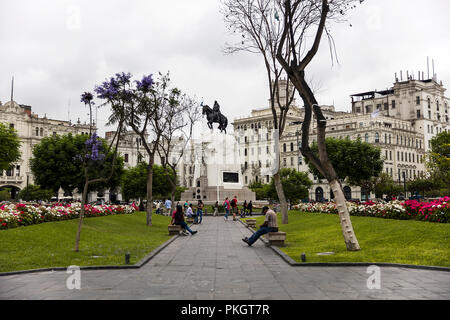 LIMA, PERU - 29 Dezember, 2017: Blick auf allgemeine Jose de San Martin Reiterstandbild in Lima, Peru. tatue wurde von Mariano Benlliure. Stockfoto