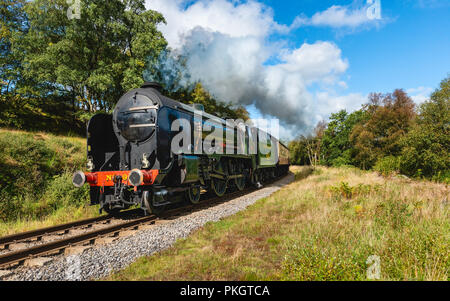 Ein vintage Dampfzug pflüge durch die North York Moors auf einem herbstmorgen in der Nähe von Goathland, Yorkshire, Großbritannien. Stockfoto