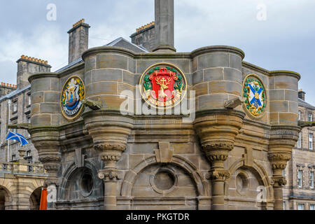 EDINBURGH SCHOTTLAND DAS MERCAT ODER MARKET CROSS IN PARLIAMENT SQUARE, Schirme von königlichen Wappen Stockfoto
