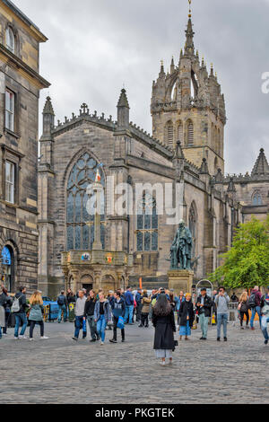 EDINBURGH SCHOTTLAND DAS MERCAT ODER MARKET CROSS IN PARLIAMENT SQUARE ST GILES KATHEDRALE UND ADAM SMITH STATUE Stockfoto